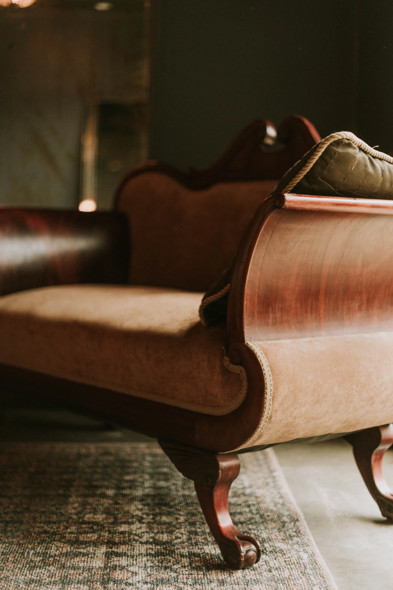 Vintage blush seating and a patterned rug in the lounge
